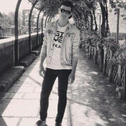 19. Dando mal desde 1994. Conocido como el chico FAV★ Extrovertido, amigo de mis amigos. NICKI MINAJ, CHER LLOYD, PINK, GAGA, en fin... que os correis conmigo:P