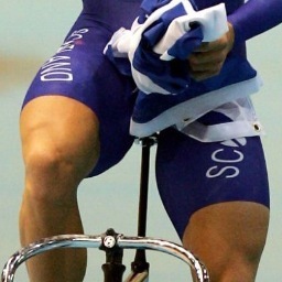 Dando mucho... pedal.