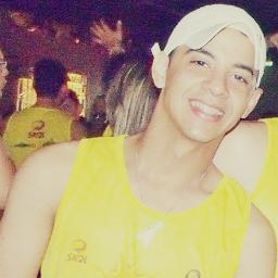 Estou aqui pra viver,cair,aprender,levantar e seguir em frente.Sou isso hoje,Amanhã já me reinventarei.Reinvento-me sempre que a vida pede um pouco mais de me