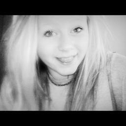 HollyFizzyy's profile picture. If you pull out my earphones
I will pull out your lungs