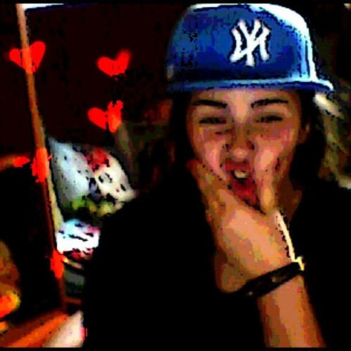 Sono una ragazza solare,che ama la musica e stare insieme agli altri. :D