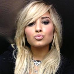 UMA LOVATIC SONHADORA!!