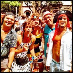 uma gargalhada explodiu do outro lado da rua... ☮
