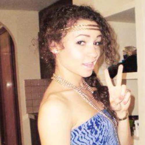 Danielle here :)! |Single|I love cuddling! Sleeping and twitcasting are my favorite things to do.|