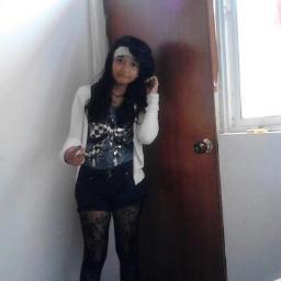 † Chica rara, incomprendida, a la que le gusta música que jdsjskjdkjf,un poco loca, la que dice estupideces, esas son algunas de las cosas que me describen :D