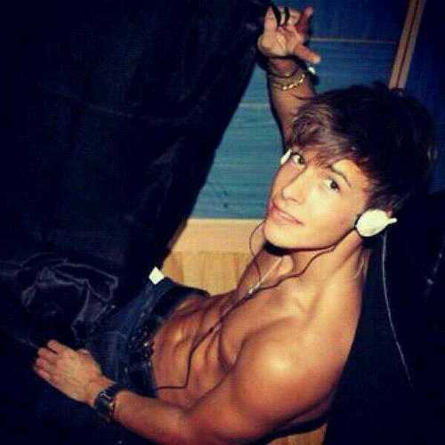 I'm Drew Diamond / 18 Years Old /Hockey Player in VA. My Older Brother is @Tanner_Clayton. {Taken/RP/FL}