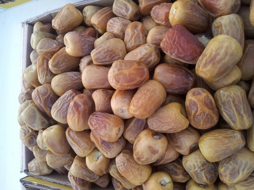جميع انواع التمور الفاخرة بين ايديكم