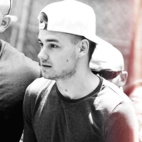Giving free follows from this account! If u want to follow back please follow @1Dfangirls21 not this account! Thanks :P