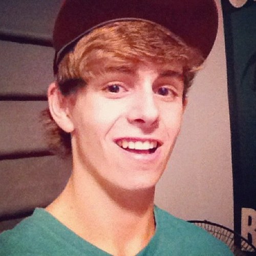 Hey it's Drew I'm a boy Mahomie I love austin with all of my heart but #NOHOMO my girlfriend is @clark_is_mine74