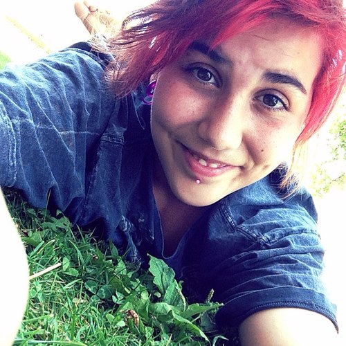Love to sing Love Salad Love my Family.. Be yourself! (: