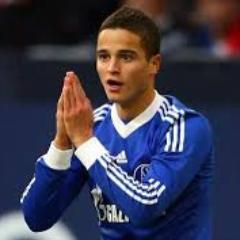 mirip si afellay 1% kelakuan nya sama mukanya hampir sama apa lagi agama nya islam subhanaloh dan jangan lupa suka maen bola!!!