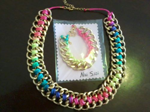 Broches, llaveros.... todo hecho a mano. Ideal para bodas, bautizos, profesiones.....