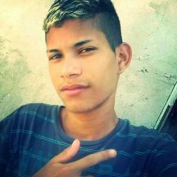 Com fé em Deus a minha vida vo levando.. driblando as pedras e nois espinhos eu vou caminhando. MAE EUTEAMO s2 :(