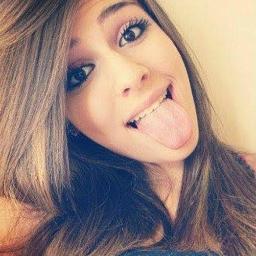 Ela tem rosto de princesa e estilo de maloqueira , 
Essa mina é mó zueira ;3