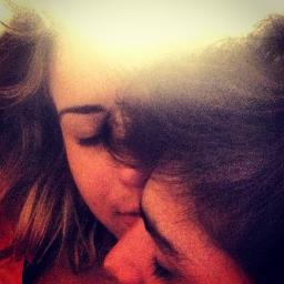 Se eu chorar na sua frente não me pergunte o motivo, simplesmente me abrace o mais forte que puder. Isso sim tornará meu dia muito melhor.