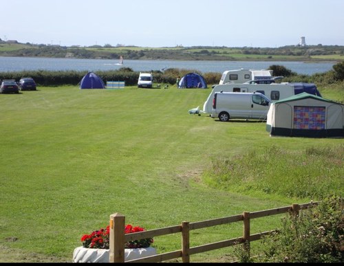 Safle Carafannau a Gwersylla i deuluoedd //     Family Touring and Camping Site