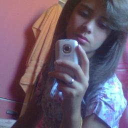' Elα sorri bonito e deixα os outros querendo sαber o segredo que α fαz feliz;
αquela que αgrαdeçe α Deus por ter o privilégio de amar e ser amada ♥