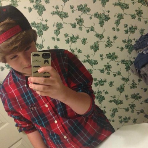 Proud MAHOMIE! Im 14 and I'm a single Pringle! Haters gonna hate; Mahomies gonna love! SWAG! #directioner #belieber #mahomie