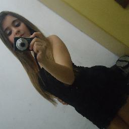 웃
a menina que aos poucos foi trocando barbie por maquiagem,
trocando seu mundo de sonhos pelo da realidade.
hoje sua vida segue em frente, o passado não imp