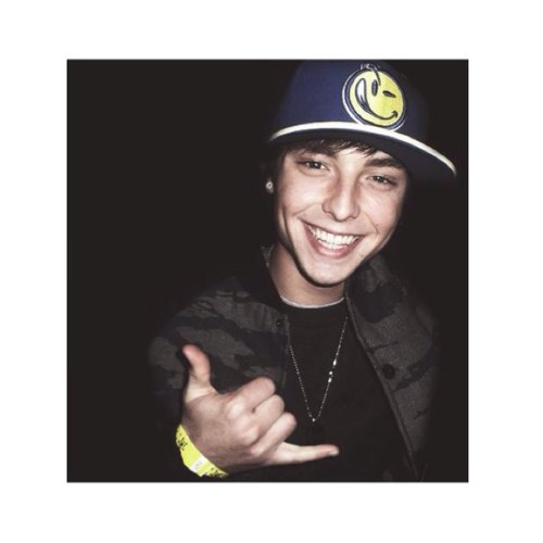 i'm in love with boy bands and youtubers and actors and singers and yeah