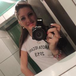 falo palavrão , sou chata , irritante , ciumenta , brincalhona , orgulhosa , loca , amiga , atrapalhada e acima de tudo , sou FELIZ .