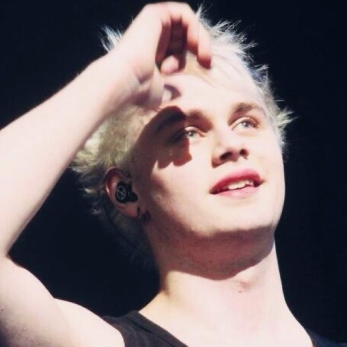 This is my 5th Michael spam acc for @FloralMashton soo this is a free follow i guess :)