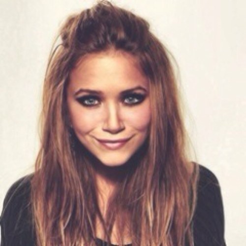 I'm Allie Smith, twin of Cassie. | 21 | I live in Sunshine City. | I'm single and I have no idea what else to put.
