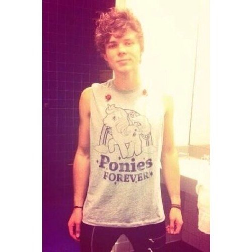 so i gave you a free follow, now please go follow @horanyup xx