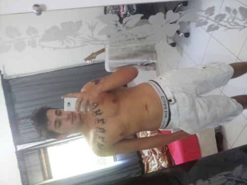 sou Guitarrista solo, Skatista , sou bem chato, faço aniversario dia 25 / 09 , e qualquer coisa so perguntar,