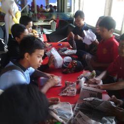 Bodohnya diriku Dulu mengejar cintamu
Hingga akhirnya terluka
Bodohnya dirimu Melihatku sebelah mata
Kini menyesal akhirnya .