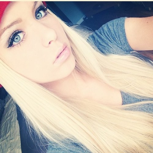 Hai! I'm Danielle. 18. Single & Straight. DM me whenever. kbai. Stay beautiful.