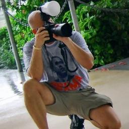 Fotógrafo. Solterito y con apuro. Canto en la ducha.
