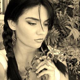 amante de la literatura y de toda la musica .. defensora de los animales 
 
 . Venezolana !