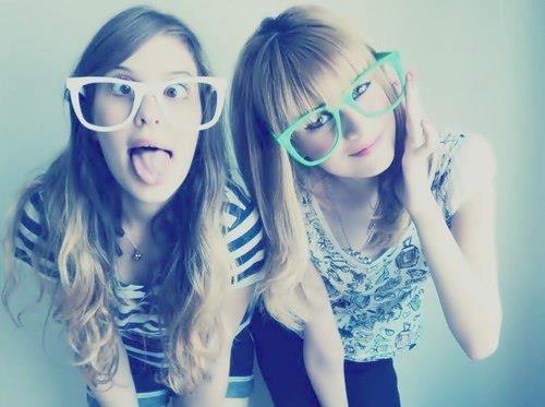 I SING,ACT,DANCE,I HAVE BLUE EYES,THE HAIR LIKE TAYLOR SWIFT, I LOVE TAKE PICTURES!