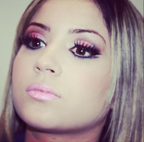 Sou dura e severa de um lado, vulnerável e emocional do outro.