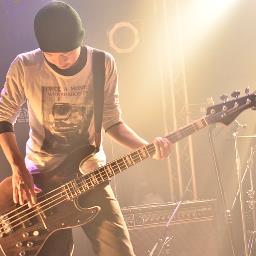 ロックバンド「アオイノ」のベーシスト。