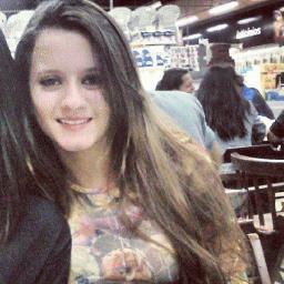 Bem leonina, menina, mandona.
Linda, sabe da sina, mina valentona.
Fina, cheia de razão, rainha, foliona..
Ela, descortina o novo, bota fim na zona.