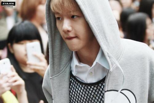 ผมแบคฮยอนเด็กน้อยขี้แง(?) ผมน่ารัก~ ฟอลมาคุยกันน่าฮะ~ *0* .กอดอ้อนมองตาแป๋ว #_PlatinumFam #ทวิตเฟค,กรุ๊ปเลือดย้อนใน Fav.