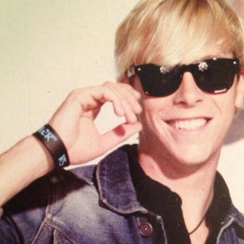 Riker Anthony Lynch. I play the bass in R5. Jeff Sterling in Glee. Martin Riggs in The Buffering. Singleeee. Madie is my bestie.