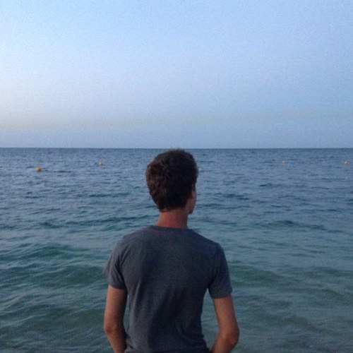 Antoine, 16 ans, féru de jeux-video. | @alex_degreve mon frere. | #IntoTheWild | #FollowBack. | Guitariste avant tout. |