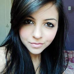 Não me alimento de ''quases'', não me contento com a metade. Nunca serei sua meio amiga ou seu meio amor.. É sim ou não. É tudo ou nada.