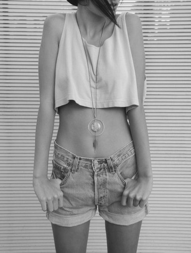 14 años y ya muerta por dentro. Ingresada por anorexia nerviosa. A veces bulimia. Cortes y depresion. Una guerra en mi cabeza.