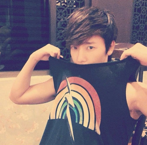 ผมลีทงเฮ รุ่นสอง ณ ไลค์คลับนะครับ^^อยากรู้ว่าผมเป็นคนยังไง ทักมาสิครับ^^ ฮ่าๆๆ 09/01/12 เมลผม ldh2.lk@9.cn