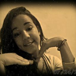 bom sou uma menina carinhosa e bastante sorridente meiga e abusada beijinhos pras recalcadas ^---^