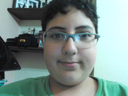 Alegre, divertido, comprenssivo, ajudante, futuro youtuber e meio atrapalhado. Esse é uma parte de mim