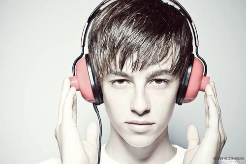 DJ @UgchelenFM. Iedere werkdag bij @UgchelenFM tussen 6 & 7, op zaterdag de avondshow om 20uur bij @UgchelenFM. Mail: dennis@ugchelenfm.nl