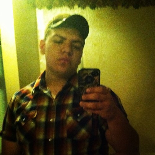 Im 18,go to SCHS,and love to have fun,my idea of fun is guns and muddin by the way haha(;