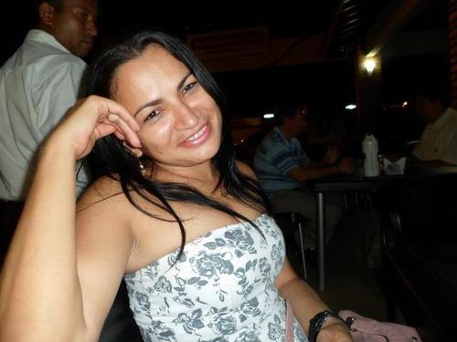 Se quer viver uma vida feliz, amarre-se a uma meta, não às pessoas nem às coisas. (Albert Einstein)