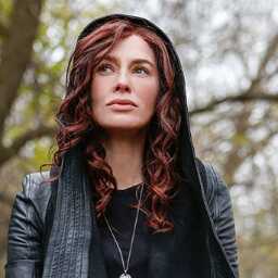 Nefilim. Ex mujer de Valentine y madre de Clary y Jonathan.
