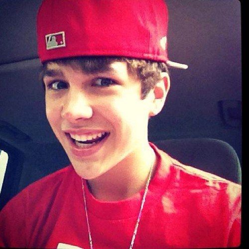 Hey im austin. And i have a great girl to love me. {Rp/Single/Bi}
